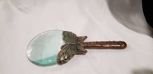 lot 650 image: Vintage magnifying glass with figural butterfly handle, no chips