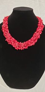 lot 651 image: Coral chip bead necklace, 20L no clasp