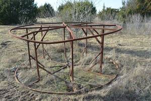 lot 552 image: metal reel for piping could be cut and rewelded for hay ring.