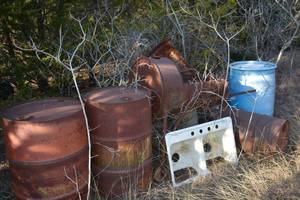 lot 556 image: lot of metal containers, BBQ Grill, sink and plastic barrel