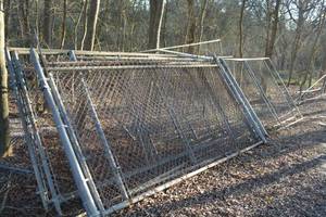 lot 560 image: Kennel Frames 9 10x6 Frames with some Piping