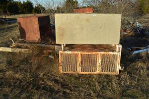 lot 602 image: Dog carriers for pickups and cages