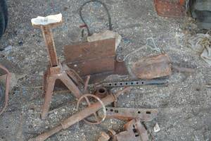 lot 604 image: Misc iron, jack stand, adjustment bar, vices and more