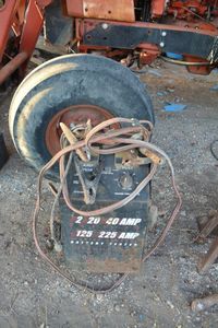 lot 605 image: Battery charger and jump starter