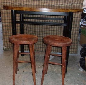 lot 827 image: Table and 2 stools, Bartop height table