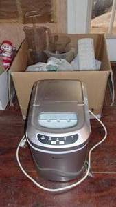 lot 7 image: Magic Chef Portable Ice Maker HNIM27SV, Ice Cube Trays and Plastic Water Pitchers