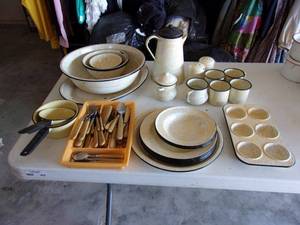 lot 164 image: Yellow and White Speckled Metal Dishware Set