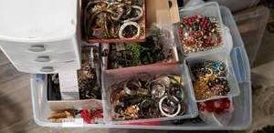 lot 810 image: Assorted Fashion Jewelry and Jewelry Making Items