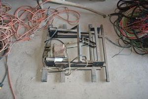 lot 503 image: Motorized Lift