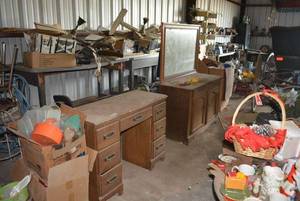 lot 526 image: Wooden Desk and Dresser with Mirror