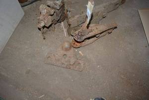 lot 536 image: Ball Clamp Hitch and Vise