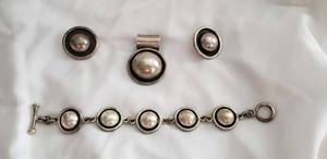 lot 710 image: Sterling silver modernist suite. Heavy. Includes slide pendant and post earrings. All marked 925 Mexico  Plus matching bracelet, marked 925.