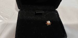 lot 806 image: 14K gold single pearl earring. Marked 14K on post and butterfly back.�