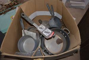 lot 358 image: Magnalite Professional Pots and Misc. Lids