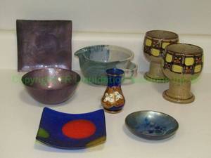 lot 46 image: Sherwood ceramic bowl, Mary Raymond art glass vase and more as shown