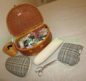 lot 65 image: Assorted sewing notions