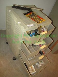 lot 97 image: Assorted household hardware in drawers and storage drawer unit