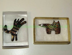 lot 114 image: Hand painted signed ceramic brooches