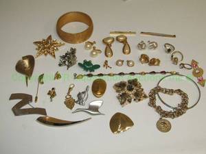 lot 110 image: Vintage Victorian bar pin and assorted fashion jewelry as shown