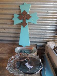 lot 128 image: Large wall cross 15 x 24 2 glass platters, metal trivet plus small stand
