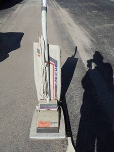 lot 267 image: Singer Bag VACUUM, Power broom beater brush. Wide beam furniture guard full with edge clean has 1 attachment