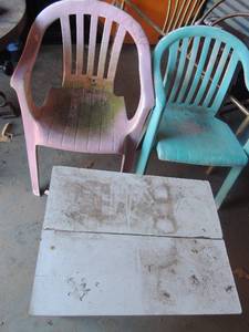 lot 269 image: Blue and pink plastic yard chairs small white table needs work