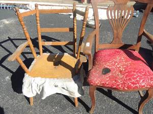 lot 275 image: 2 WOODEN SIDE CHAIRS - SEATS NEED  REUPHOLSTER