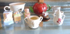 lot 24 image: Glassware- 5 wine glasses, 7 matching carnival ware plates, teapots and figurines