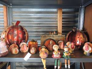 lot 35 image: Thanksgiving dcor pumpkin metal tea lights S&P shakers and figurines
