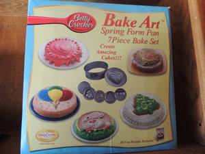 lot 45 image: Betty Crocker bake AA spring form pan set in box