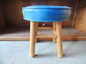 lot 49 image: Small round stool with blue top