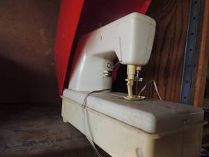 lot 40 image: Small singer sewing machine in case with foot pedal battery operated