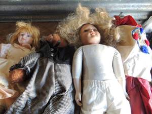 lot 57 image: 6 dolls- Elizabeth Dynasty doll collection, Asian doll with porcelain head hands and feet, stuffed bear, one doll with broken foot and 3 small porcelain dolls one with stand