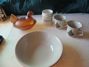lot 88 image: CHICKEN ON A NEST AMBER CARNIVAL  2 christmas tree coffee cups   2 large Corelle bowls