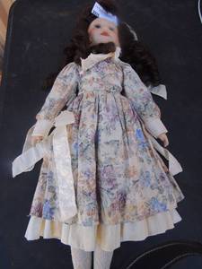 lot 91 image: 25 SFK59B Porcelain doll blue eyes brown hair