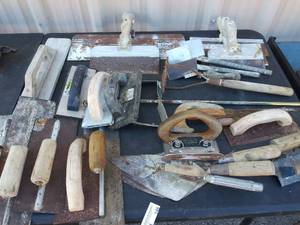 lot 146 image: Mudding tools 6 trowels, floats,  corners etc.