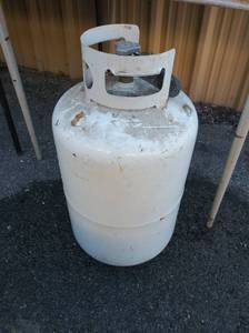 lot 175 image: Propane tank WC-71 5 lb. wc-32 41 lb. TW-23 o lb. and T-10 4 KLG.