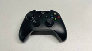 lot 10 image: Xbox One Wireless Controller