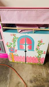 lot 31 image: Girls Doll House