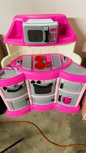 lot 32 image: Girls Play Kitchen