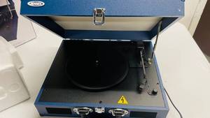 lot 45 image: Blue Jensen Portable 3-speed turntable with built in speakers