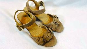 lot 83 image: Walking Cradles Womens Brown Heels Size 9M