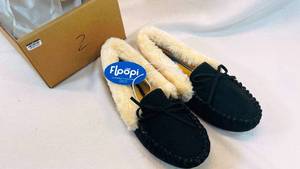 lot 84 image: Black Floopi 323 Womens Faux Fur Lined Basic Moccasins Slipper Size 9
