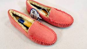 lot 85 image: Pink Floopi 323 Womens Faux Fur Lined Basic Moccasins Slipper Size 6