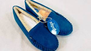 lot 86 image: Blue Floopi 323 Womens Faux Fur Lined Basic Moccasins Slipper Size 9