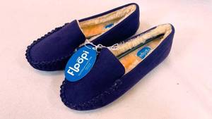 lot 87 image: Purple Floopi 323 Womens Faux Fur Lined Basic Moccasins Slipper Size 6