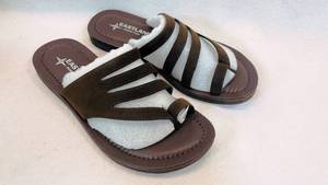 lot 96 image: Eastland Tess Brown Womens Slippers Size 6