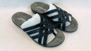 lot 97 image: Eastland RAE Black Womens Slippers Size 7