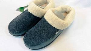 lot 90 image: Vonmay Mens Fleece Lined Slippers Size 9-10