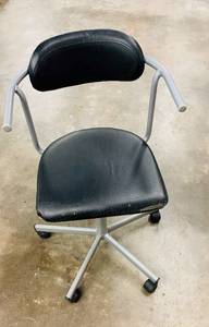 lot 110 image: Swivel Chair